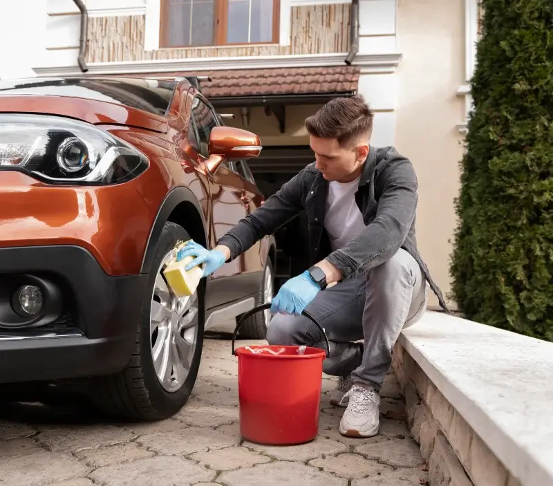 Lavage auto à domicile Fontevraud-l'Abbaye : professionnel intervenant sur un véhicule